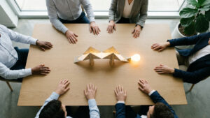 Équipe de direction collaborant autour d'une table pour illustrer la sécurité psychologique.